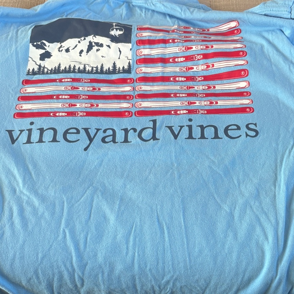 Vineyard Vines Light Blue Ski Graphic Tee (used)(great condition)